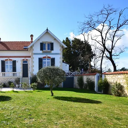 4* Vue Piscine Le Port-des-Barques