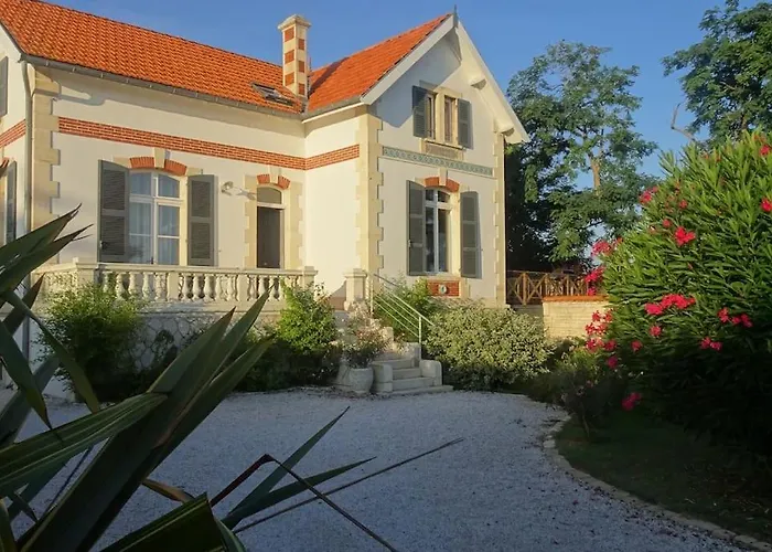 4* Vue Piscine 别墅 *